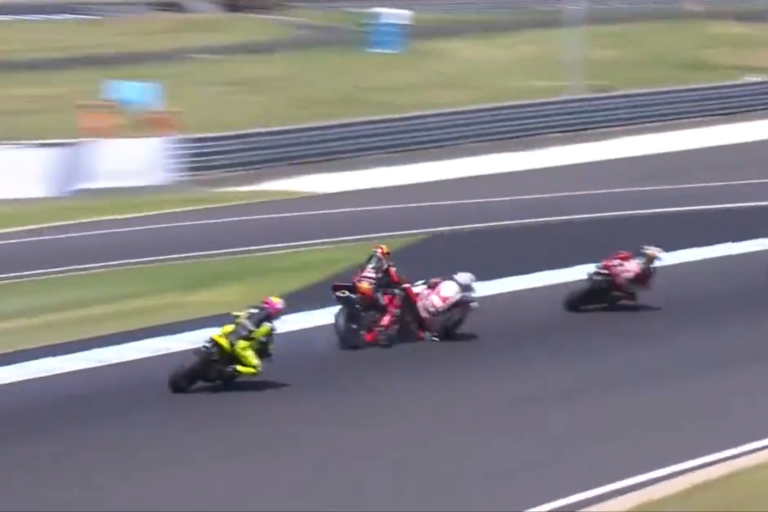 A tavalyi MotoGP-balesetet idéző bukást okozott a világbajnok, ellenfele nem úszta meg törés nélkül