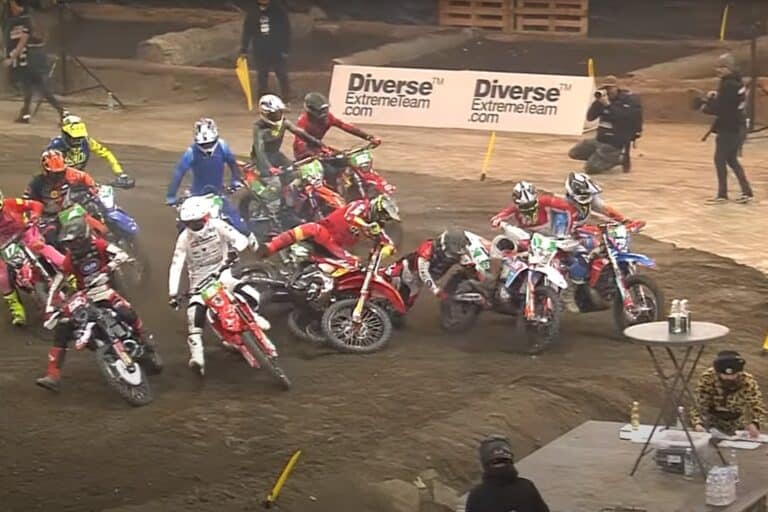 Liszka fején landolt ellenfele motorja, később mégis felállhatott a dobogóra a Superenduro-vb-n