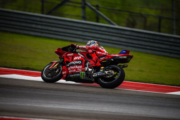 Marc Márquez megdöntötte Rossi rekordját, testvérével egy utólag visszaadott kör babrált ki