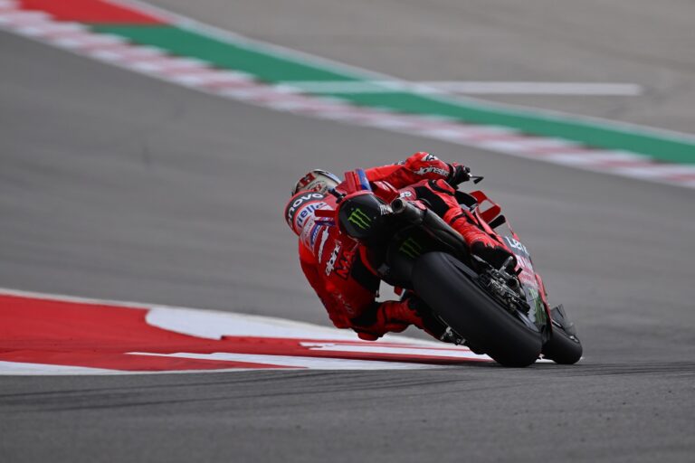 Bagnaiának csak a dobogóra volt elég a zseniális rajtja, Marc Márquez egy necces pillanat után nyert