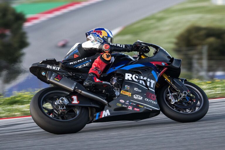 Razgatlıoğlu ismét tarolt, és a körrekordnál is jobb időt ment a Superbike-vb tesztjén, Bulega bukott