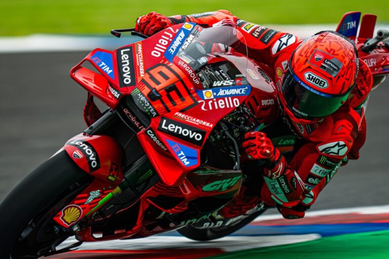 Marc Márquez megdöntötte évtizedes körrekordját, Bagnaia bukása miatt aggódhatott az edzésen