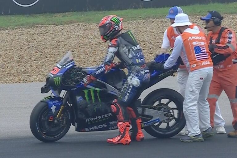 Kivezető körön bukó Quartararo, futóverseny a rajtrácson – káosz a MotoGP rajtprocedúráján (videó)