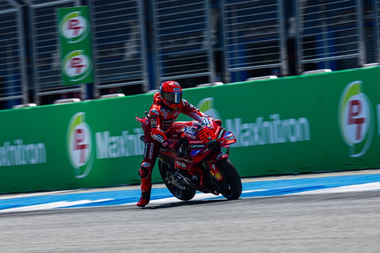 Marc Márquez legyőzte testvérét és Bagnaiát, meglepő nevek a mezőny elején a burirami időmérőn