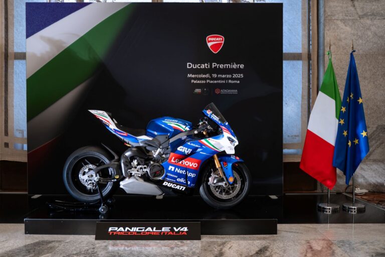 A gyári MotoGP-csapat tavalyi akciójának állít emléket a Ducati a különleges festésű motorjával