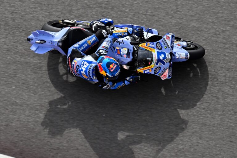 Marc Márquez a gondjai ellenére az élre ugrott, de öccse a bukása után nála is gyorsabb volt Jerezben