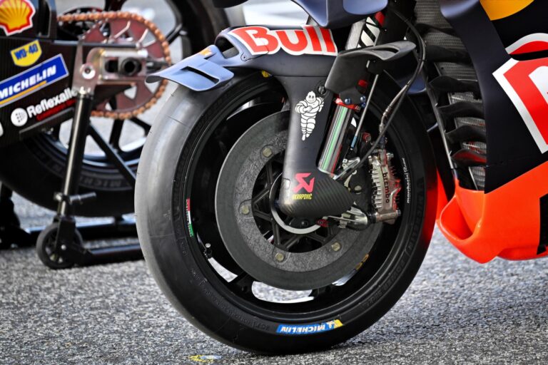 Három MotoGP-gyártó már a katari hétvége előtt pályára vitte motorjait