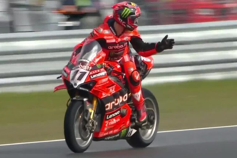 Dráma a Superbike-vb-n, Bulega alatt megállt a motor, Razgatlıoğlu nyerte az esős asseni futamot