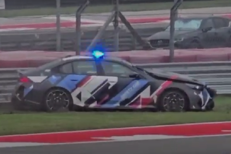 Így csapódott falba a biztonsági autó az austini futam kaotikus felvezetésén (videó)