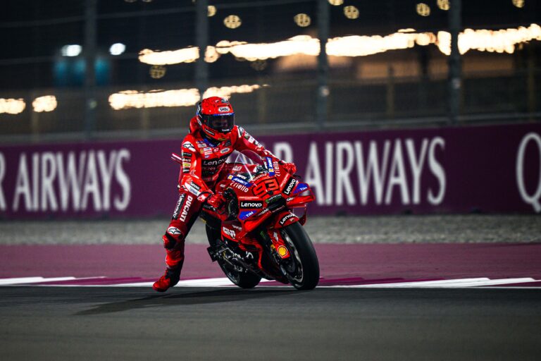 Viñales váratlanul az élre tört, de Marc Márquez nyerte a Katari Nagydíjat, miután összeért öccsével
