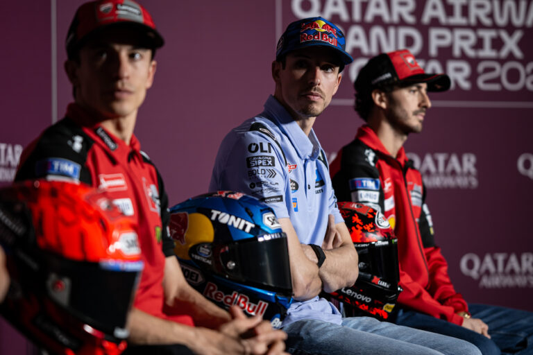 Zajlik a lélektani játszma: a két Márquez és Bagnaia is úgy véli, a másik kettő esélyesebb nála