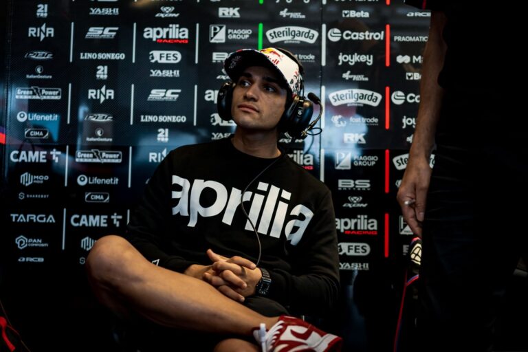 Hiába akarja felbontani a szerződését, Martín megjelent az Aprilia „sztárbuliján” (képek, videók)