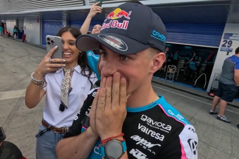 Szívmelengető jelenet főszereplője volt a riválisát kiütő Moto2-es tehetség Jerezben (videó)