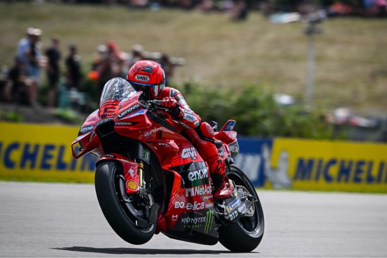 Bagnaia és Bezzecchi is vezetett, de Marc Márquez aratott történelmi győzelmet Brnóban, öccse kiesett