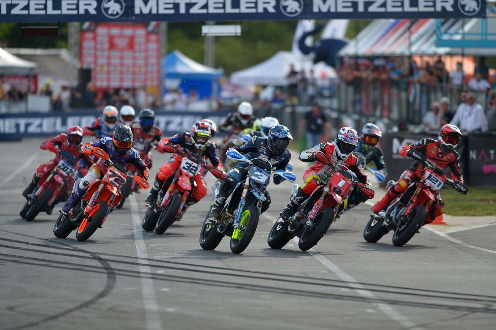 Az S1GP kategória első futamának rajtja