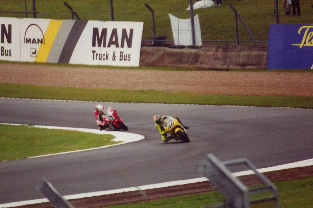 Valentino Rossi, Jeremy McWilliams, 2000, Donington_Park