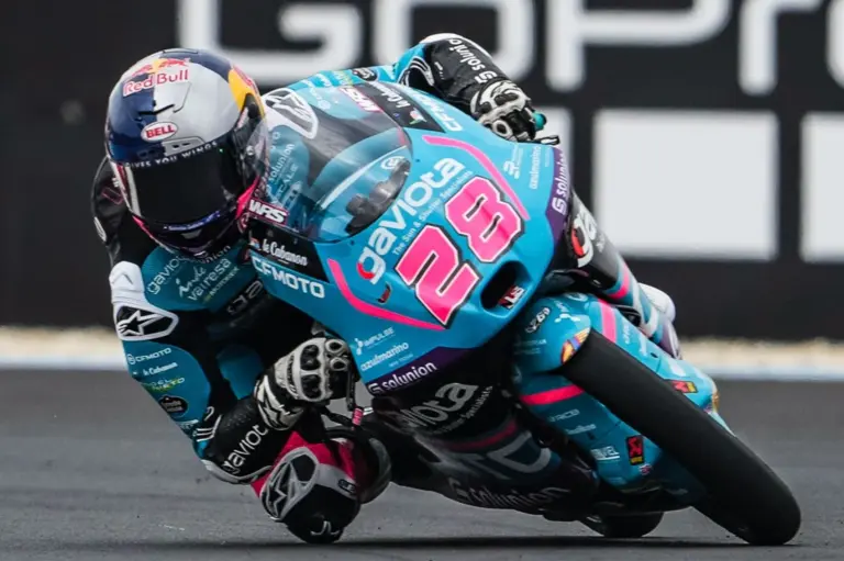Márquezék versenyzője az elvett körei ellenére is lenyomta a mezőnyt, a Moto3-as edzés is hozta a hibákat