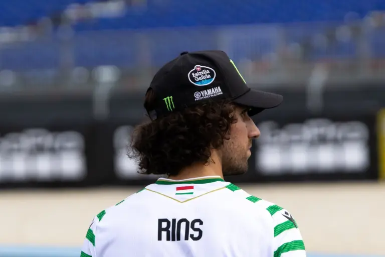 Fradi-mezben járta be a Balaton Park paddockját a MotoGP versenyzője, Álex Rins (képek)