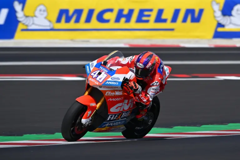 Varga ijesztő balesete után Casadei nyerte a MotoE első Balaton Park-i futamát