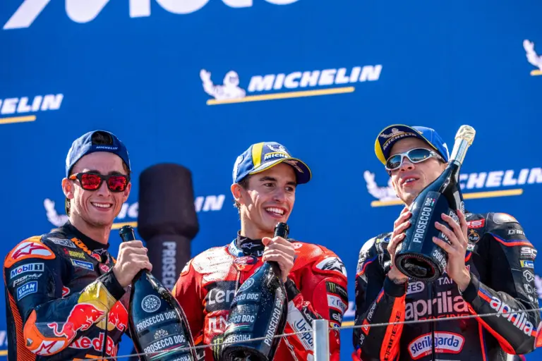 Marc Márquez „szárnyalt”, Acosta üzent az operatőrnek, majd elárulta, kitől kapott tanácsot