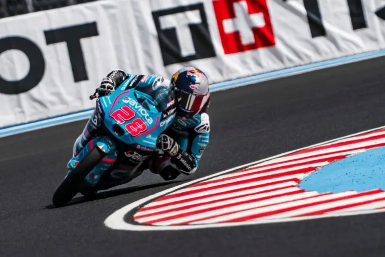 Kétszer is bukott, de Quiles hangolódott a legjobban a Moto3 időmérőjére a Magyar Nagydíjon