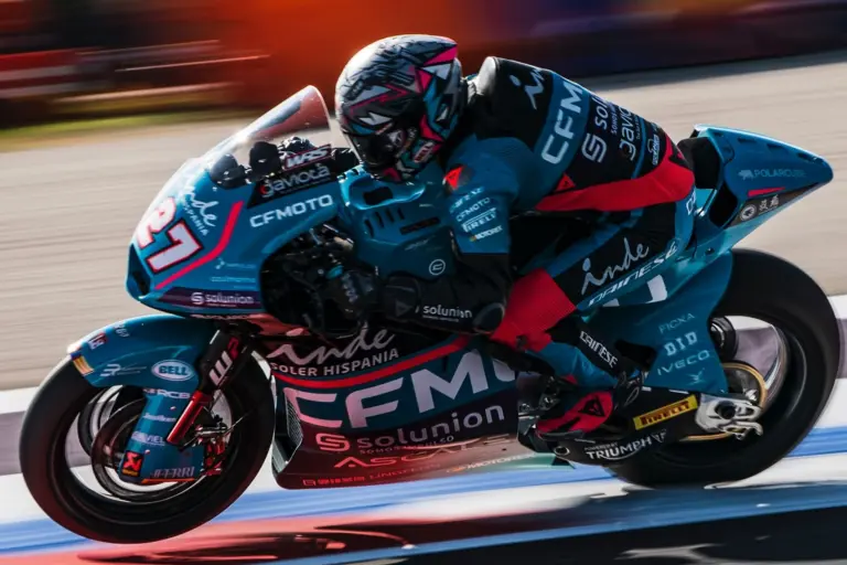 Az utolsó percek hozták a fordulatot Misanóban: a Moto2-es és a Moto3-as időmérőt is újonc nyerte meg