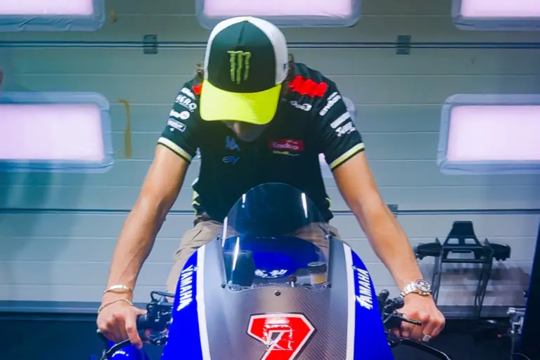 A meglepetésre készülő Rossi testközelből megnézte a Yamaha V4-es motorját (képek)