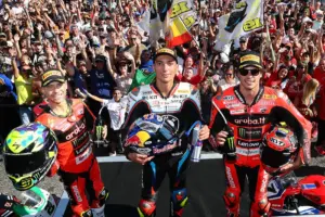 Nicolo Bulega, Toprak Razgatlıoğlu, Álvaro Bautista, 2025, Estoril, első futam, dobogó