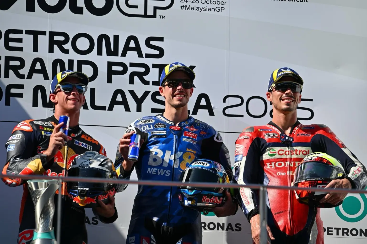 MotoGP, Pedro Acosta, Álex Márquez, Joan Mir, dobogó, Maláj Nagydíj 2025, vasárnap
