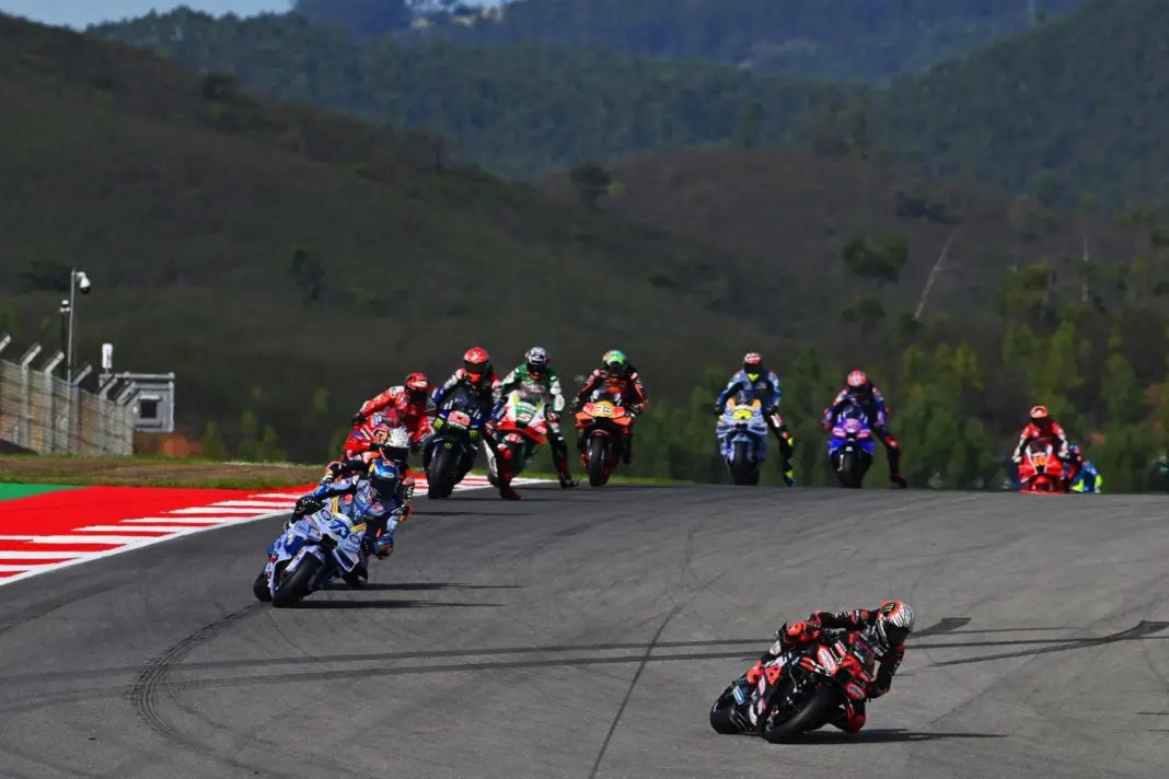 Marco Bezzecchi és a mezőny, Aprilia, Portugál Nagydíj, 2025, vasárnap